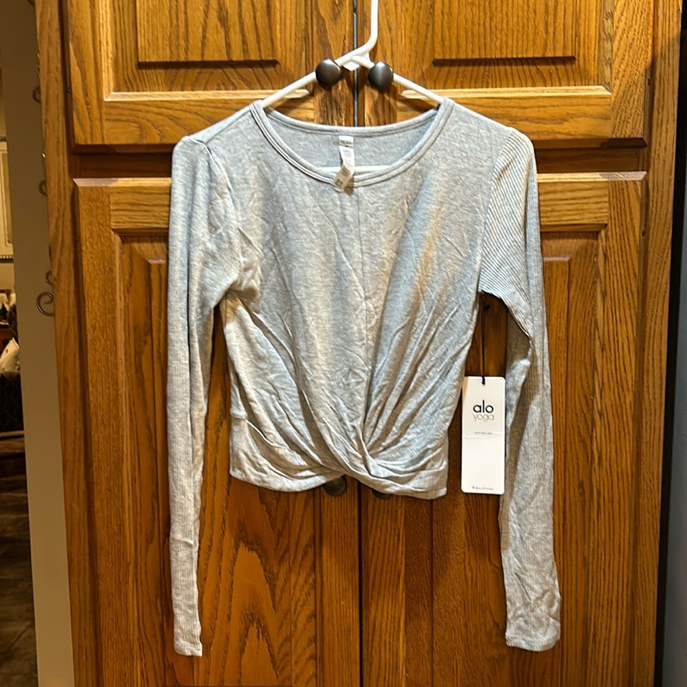 NWT Cover Long Sleeve with a twist Alo yoga size medium